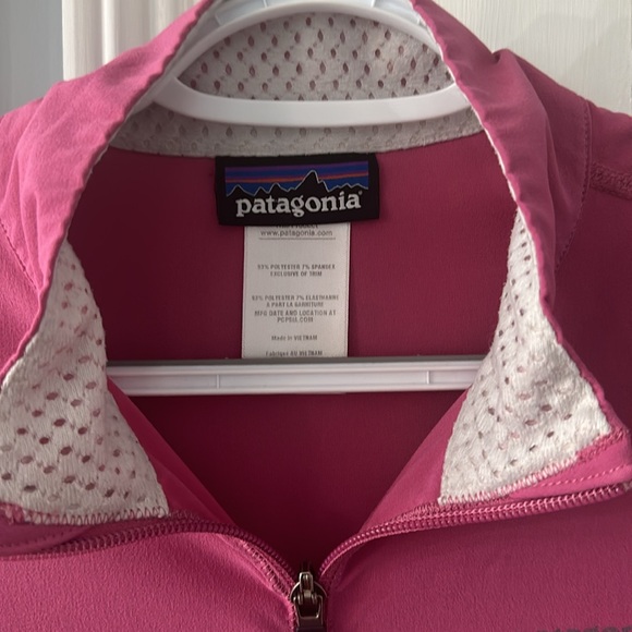 Patagonia light wind jacket in magenta women’s size small - Picture 2 of 3